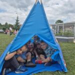 Chłopcy w tipi