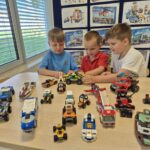 Dzieci bawią się autami z lego