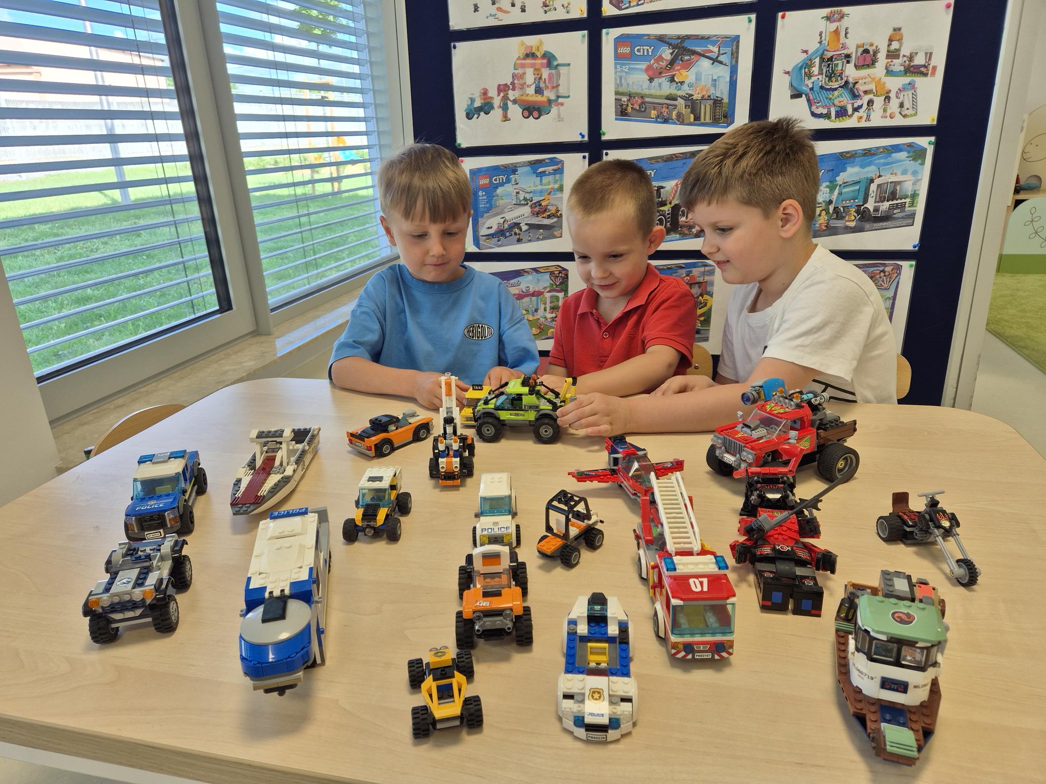 Dzieci bawią się autami z lego
