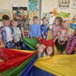 Dzieci bawią się chustą klanza