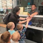 Dzieci-odbieraja-lody.