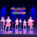 Dzieci podczas tańca disco