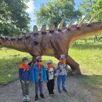 Dzieci przed posągiem dinozaura