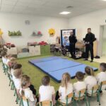 Dzieci słuchają o sztuce jiuitsu