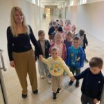 Dzieci spacerują szkolnym korytarzem
