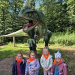 Dzieci w parku Dinozaurów