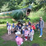 Dzieci z oddziału Żuczki przy dinozaurze
