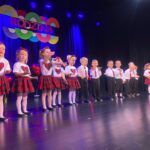 Dzieci z oddziału Żuczki recytują wiersz