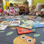 dzieci wypożyczają książki