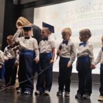 Krasnoludki recytują wiersz