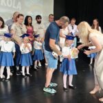 Nauczycielka wręcza dziecku prezent