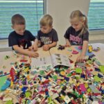 Przedszkolaki konstruują z klocków lego