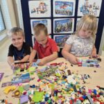 Przedszkolaki konstruują z lego