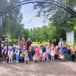 Przedszkolaki przed bramą do ogrodu zoologicznego