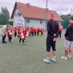 Przedszkolaki wręczają podziękowanie