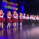 Przedszkolaki z oddziału Żuczki śpiewaja dla rodziców piosenkę