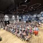 Przedszkolaki z zapałem oglądaja filharmonię