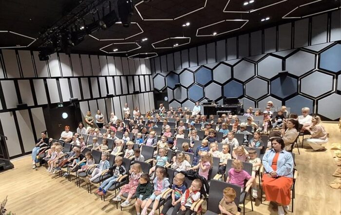Przedszkolaki z zapałem oglądaja filharmonię