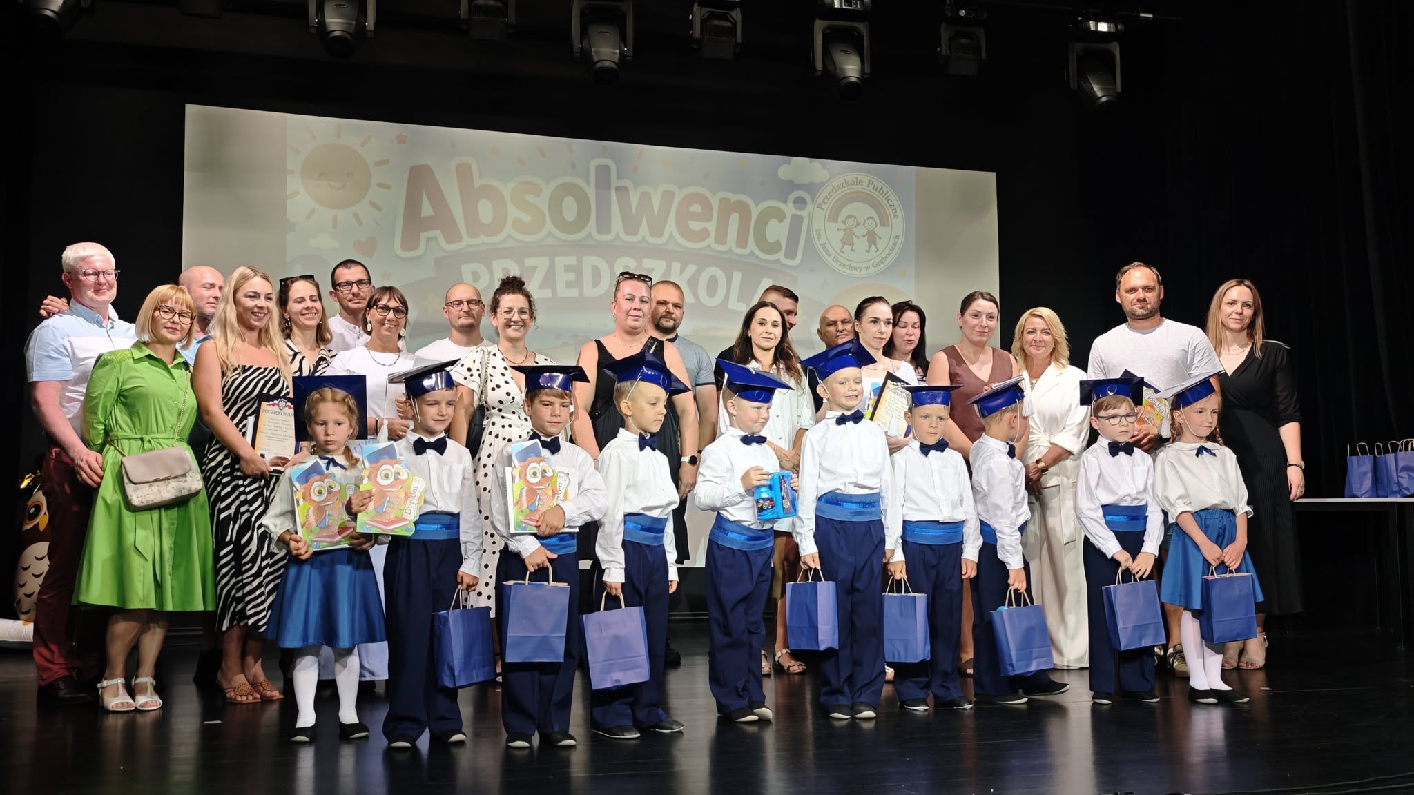Rodzice i dzieci z oddziału Biedronek