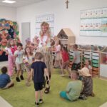 Zabawa integracyjna dzieci z nauczycielką