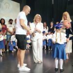 Zastępca Wójta wręcza dziewczynce prezent