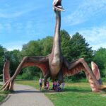 Zdjęcie grupowe Mrówek pod dinozaurem