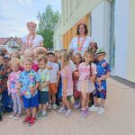 Zdjęcie grupowe Pszczółek na dworze