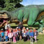 Zdjęcie grupowe w praku dinozaurów