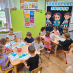 Dzieci wykonują pracę plastyczną