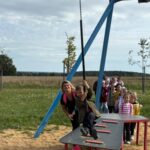 Chlopiec-zjezdza-na-tyrolce