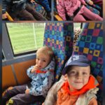 Dzieci jadą autobusem