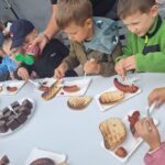 Dzieci-jedza-kielbaske-z-grilowanym-chlebem