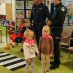 Dzieci przechodzą przez pasy - lekcja pokazowa