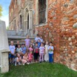 Dzieci przy ruinach pałącu w Grębocicach