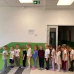 Dzieci wychodzą z budynku, próbna ewakuacja