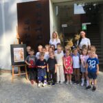 Dzieci z nauczycielkami przed galerią Spichlerz