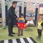 Dzieci z oddziału Biedronek i Motylków podczas spotkania z policjantem