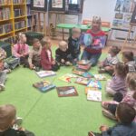 Dzieci z oddziału Biedronek ogladają ksiązki przygotowane przez p. Agnieszkę