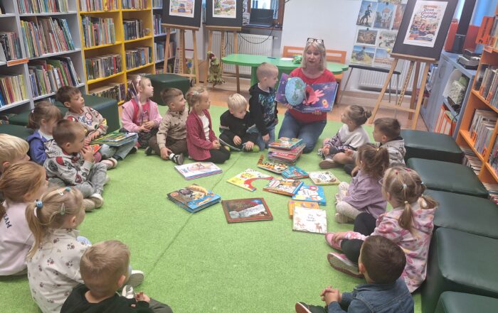 Dzieci z oddziału Biedronek ogladają ksiązki przygotowane przez p. Agnieszkę