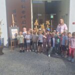 Dzieci z oddziału Biedronek przezd Galerią Spichlerz