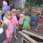Dzieci z oddziału Biedronek przy kurach