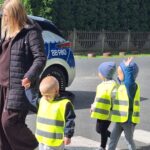 Dzieci z oddziału Bratki przechodzą przez pasy