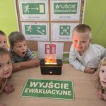 Dzieci z oddziału Tulipanki zapoznają się ze zjaawiskiem unoszenia dymu podczas pożaru.