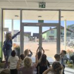 Dzieci z oddziału Żuczki poznają miejsce i znak wyjścia ewakuacyjnego