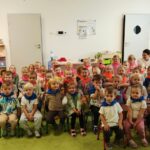 Maluchy bacznie słuchają policjantów