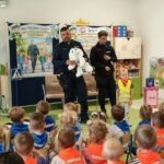 Maluchy podczas spotkania z policjantami