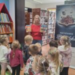 Pani Agnieszka pokazuje książki