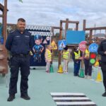 Policjanci omawiają najważniejsze zasady dla bezpieczeństwa
