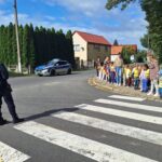 Policjant tłumaczy jak prawidłowo przejść przez pasy