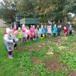 Przedszkolaki przygotowane do zbierania ziemniaków